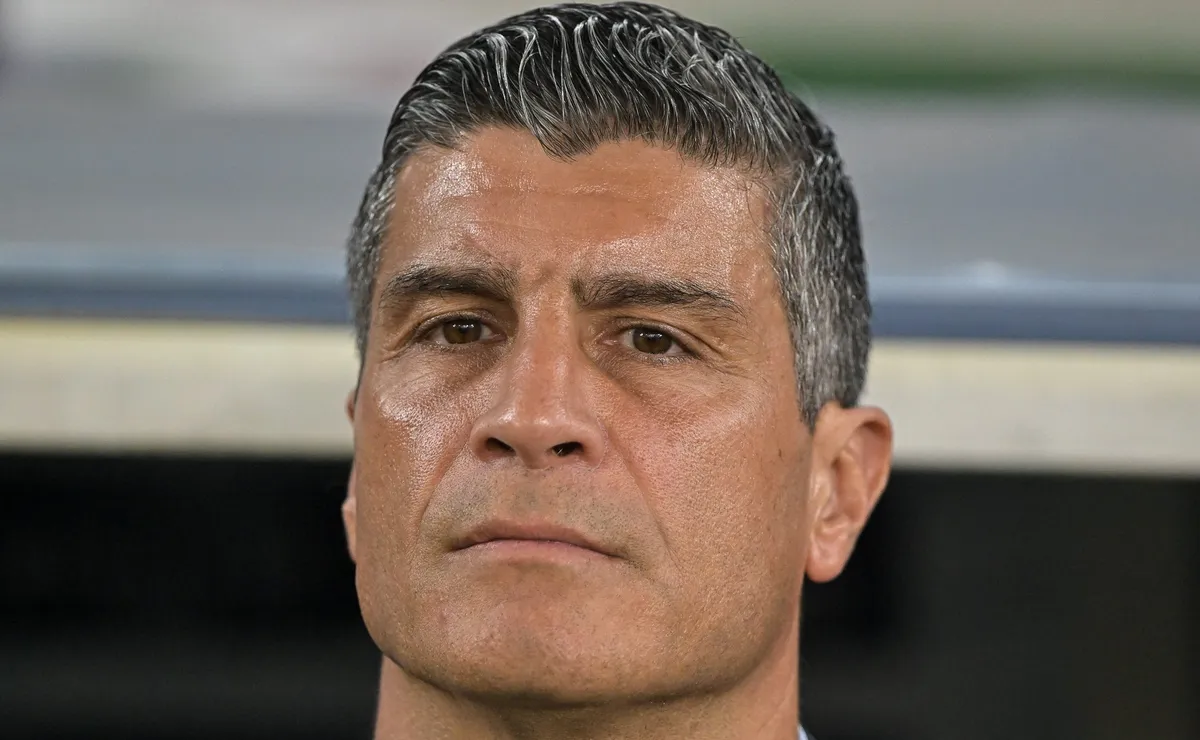Pedro Emanuel começa a transformar o Vasco e mostra evolução no início do trabalho