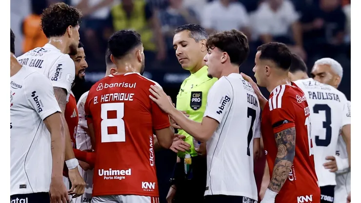 Arbitragem e VAR foram alvos de reclamação do Inter em gol do Corinthians
