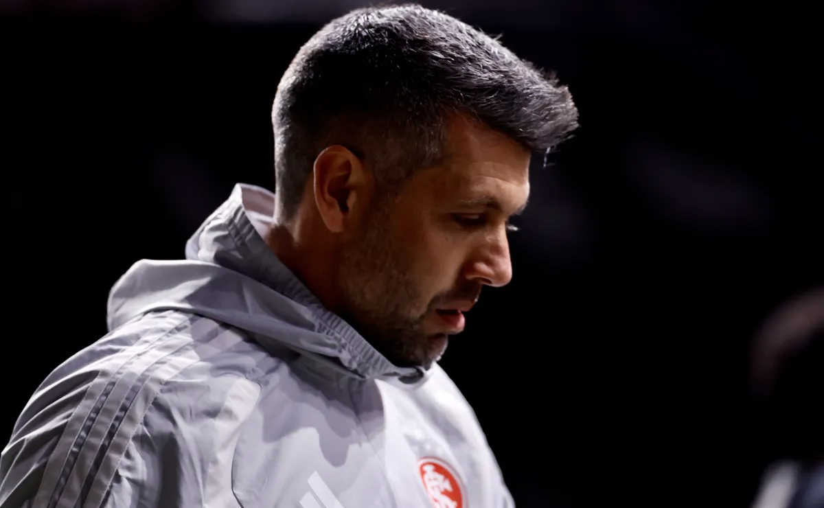 Pezzolano joga por uma bola e Inter se classifica mesmo com derrota para o Corinthians na Copa do Brasil