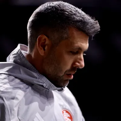 Pezzolano joga por uma bola e Inter se classifica mesmo com derrota para o Corinthians na Copa do Brasil