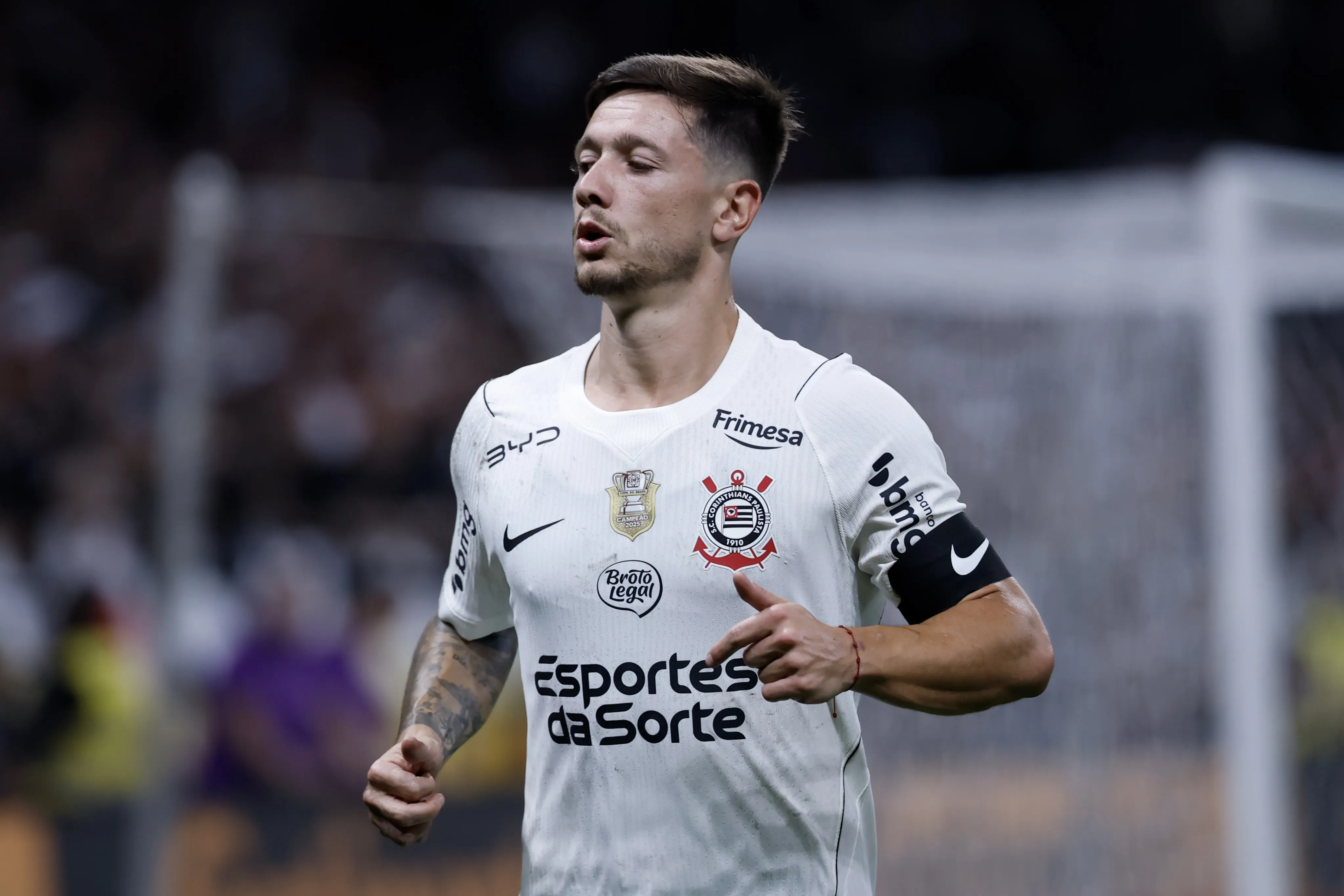 Rodrigo Garro esteve ‘sumido’ em grande parte do jogo onde Corinthians abusou da ligação direta e cruzamentos – Foto: Marcello Zambrana/AGIF