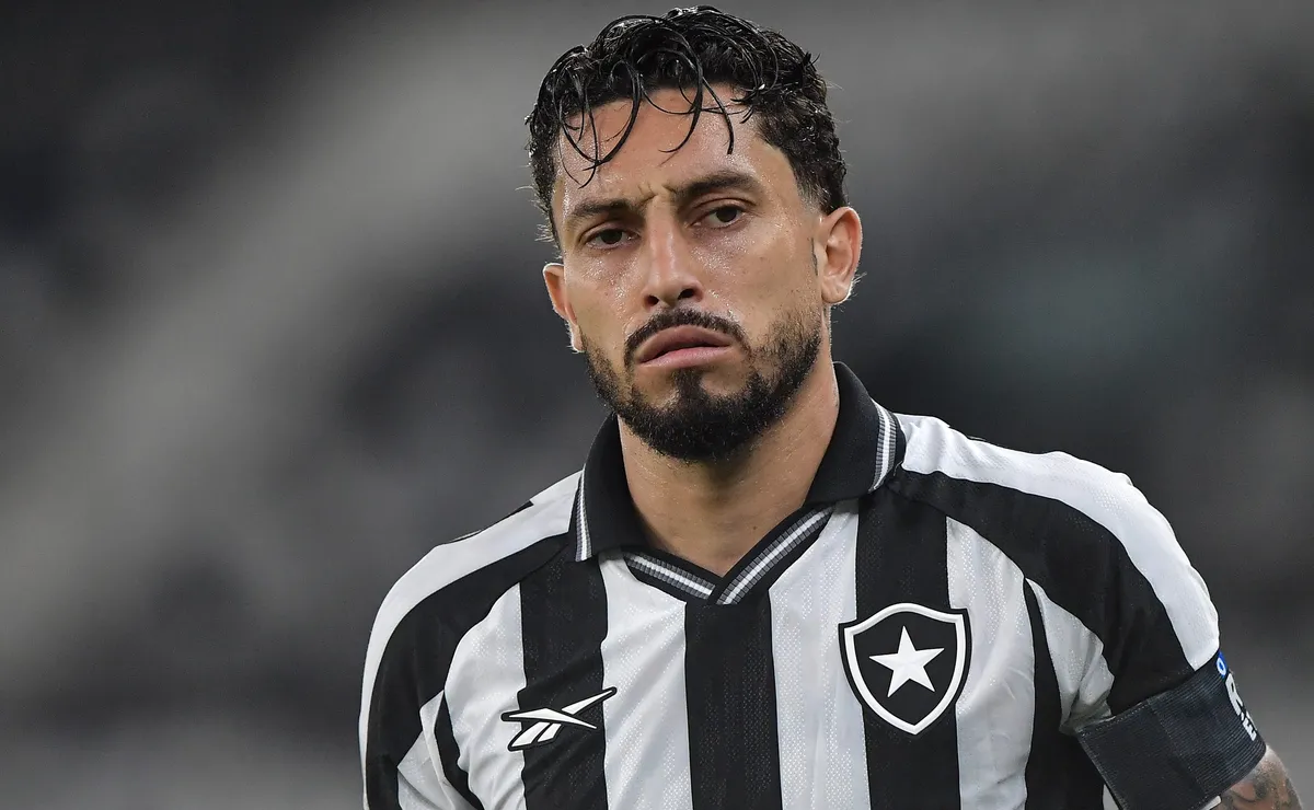 Alex Telles encaminha permanência e deve renovar com o Botafogo