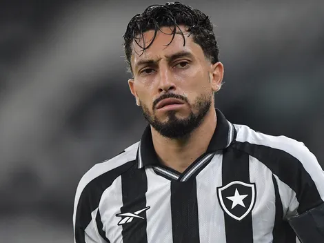 Alex Telles fica perto de estender contrato com o Botafogo