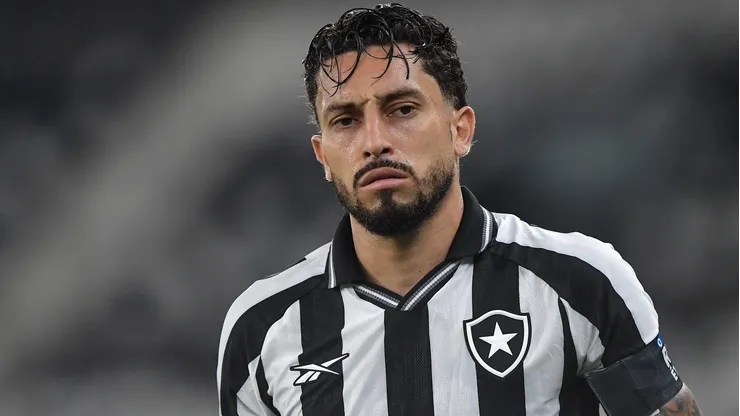 Alex Telles jogador do Botafogo durante partida contra o Independiente Petrolero no estadio Engenhao pelo campeonato Copa Sul-Americana 2026
