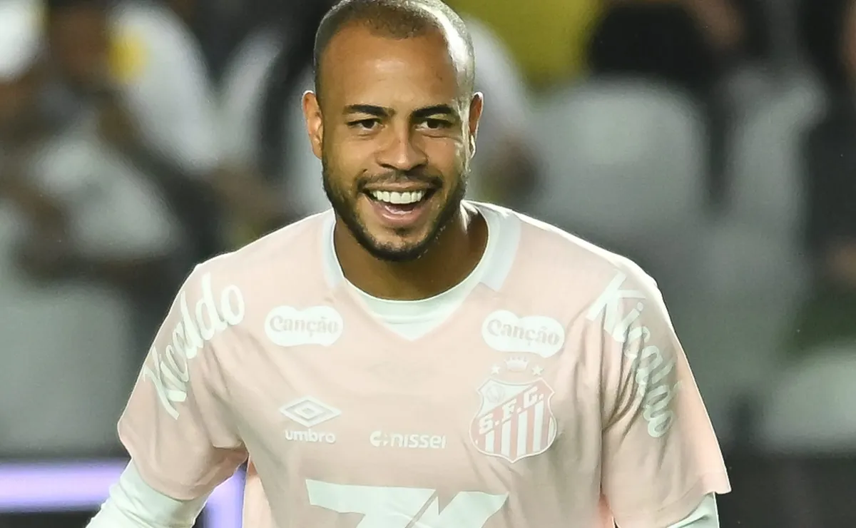 Mayke busca novo clube após rescindir com o Santos e pode ser contratado pelo Sport