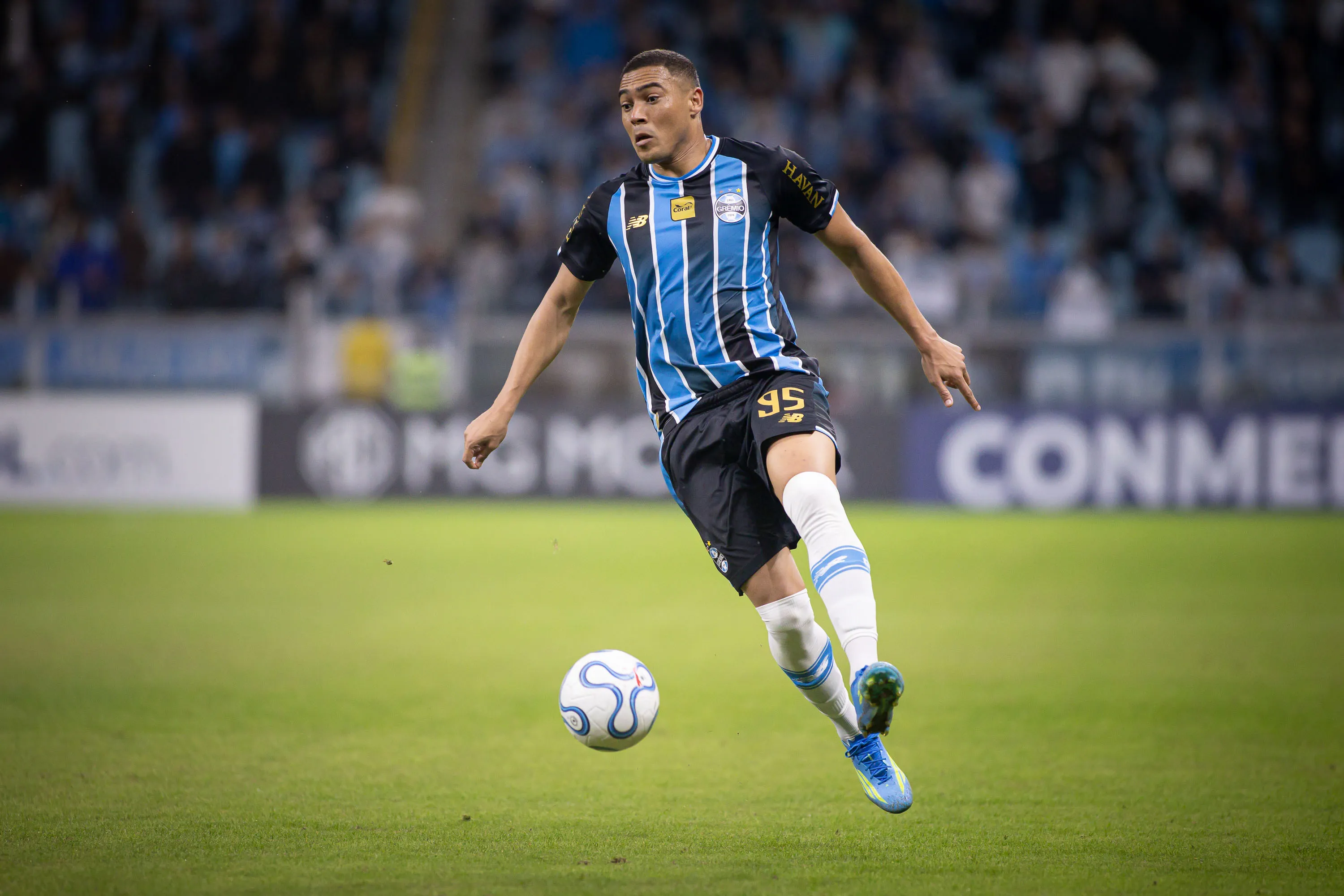 Carlos Vinícius. Foto: Maxi Franzoi/AGIF