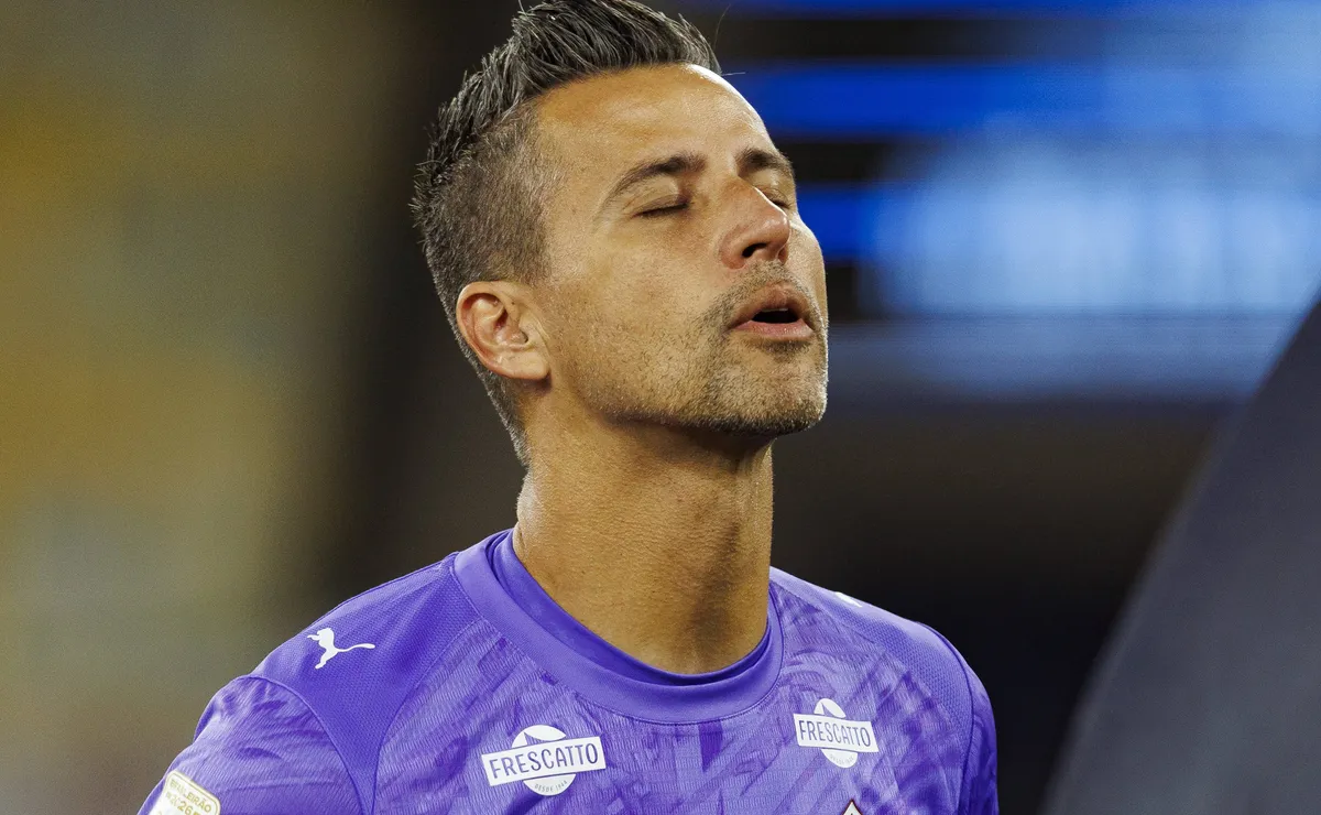 Fábio dá susto em finalização de Arthur Cabral após soltar a bola em Botafogo X Fluminense