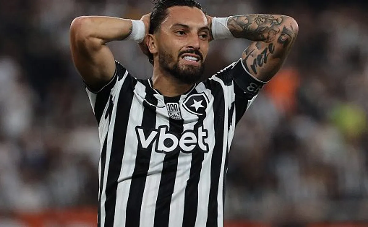 Botafogo não segura pressão e leva empate no clássico contra o Fluminense mesmo com golaço de Alex Telles