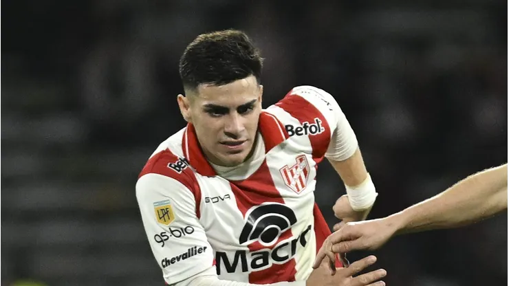 Alex Luna em duelo contra o River Plate na Argentina.