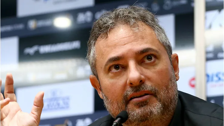 Alexandre Mattos em coletiva na Vila Belmiro.