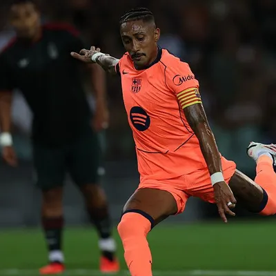 Raphinha marca em amistoso e recebe elogios do técnico do Barcelona