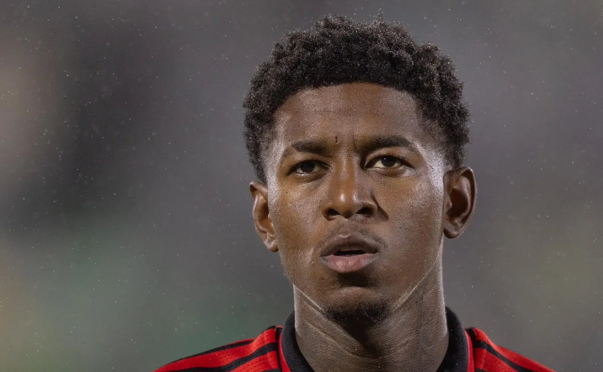 Vitão tem problema físico e aumenta lista de desfalques do Flamengo contra o Vitória