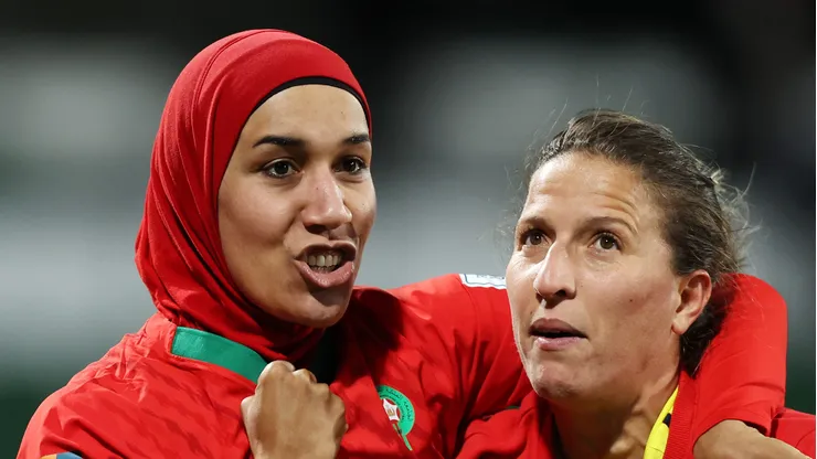 Nouhaila Benzina e Najat Badri, atletas do Marrocos.