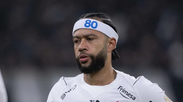 Depay em campo durante jogo na Neo Química Arena.