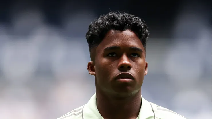 Endrick na chegada ao estádio para jogo dos merengues.