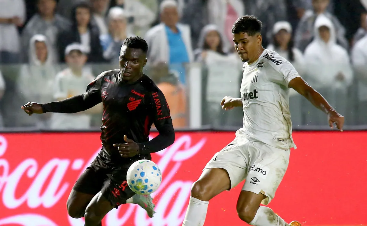 Santos é surpreendido na Vila, perde para o Athletico-PR por 2 a 0 e se complica no Brasileirão