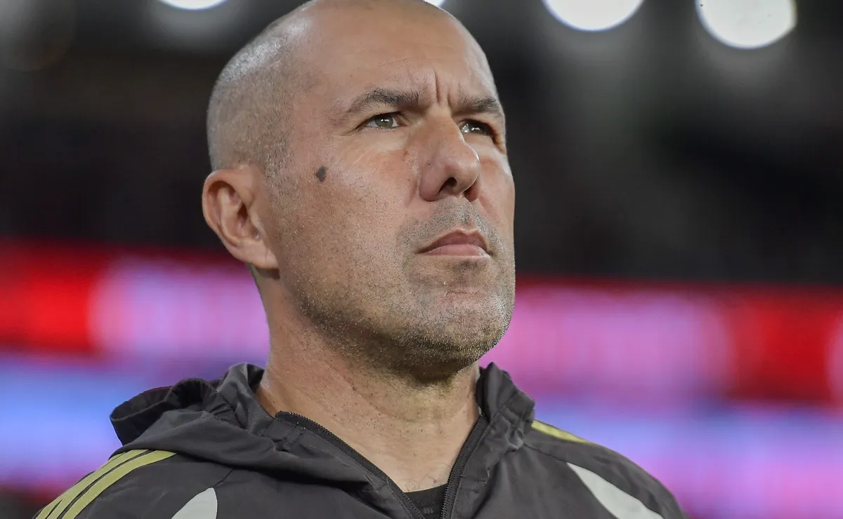 Estratégia de Leonardo Jardim funciona e Flamengo é mais intenso em triunfo de 2 a 0 contra o Vitória