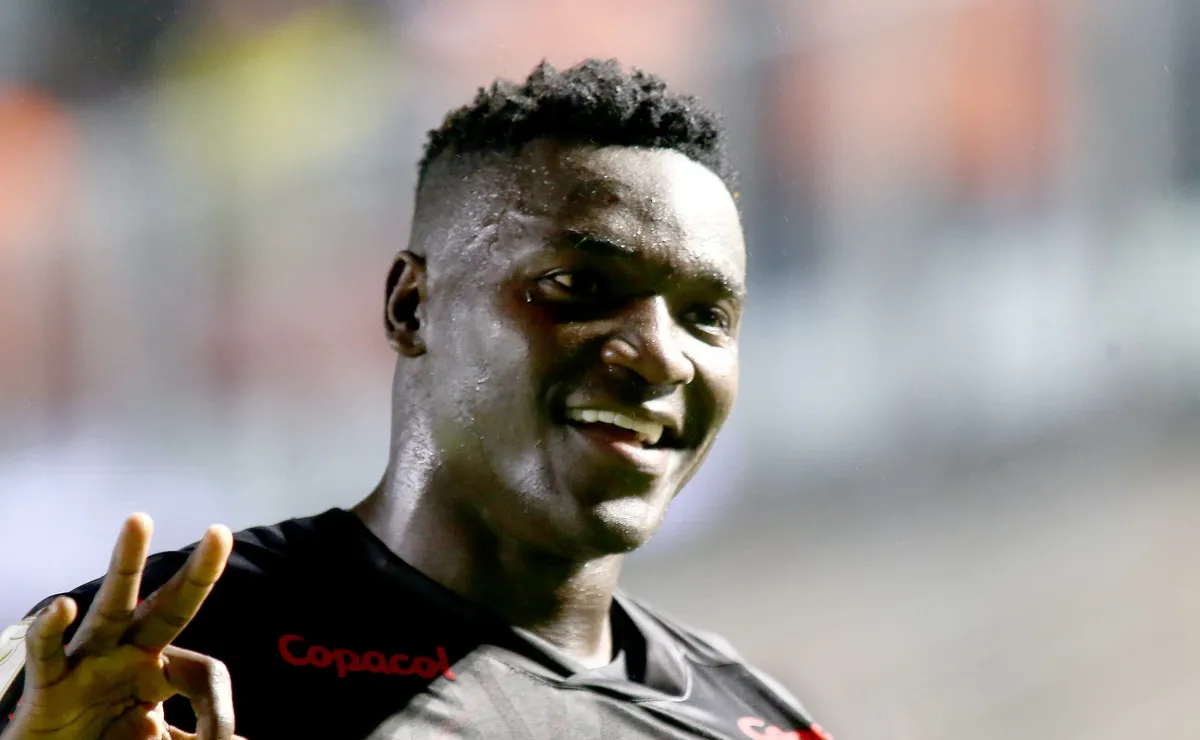 Athletico-PR exige R$ 88 milhões para vender o artilheiro Kevin Viveros