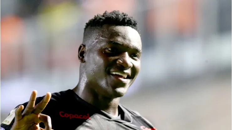 - Kevin Viveros jogador do Athletico-PR comemora seu gol durante partida contra o Santos
