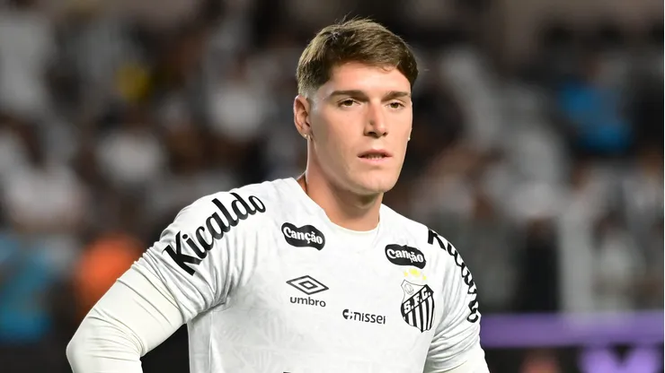 Benjamin Rollheiser jogador do Santos durante aquecimento antes da partida contra o Mirassol no estadio Vila Belmiro pelo campeonato Brasileiro A 2025.