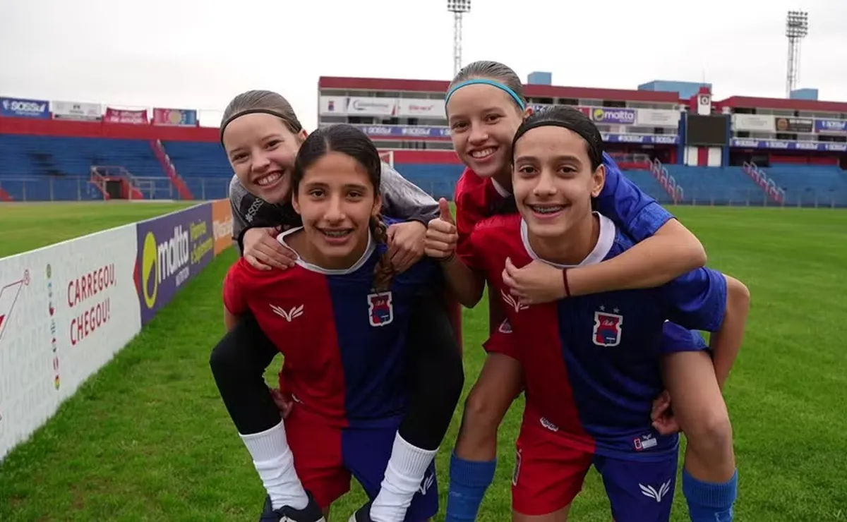 Paraná Clube tem duas duplas de gêmeas no futebol feminino; conheça