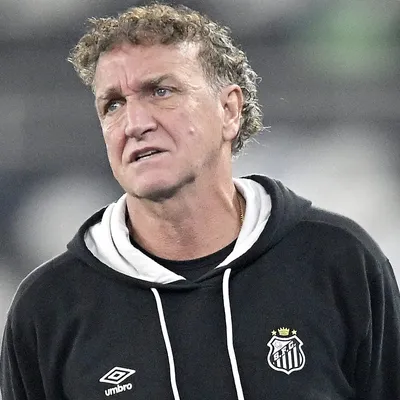 Cuca enquadra indisciplina e marca reunião para cobrar atitude de Neymar
