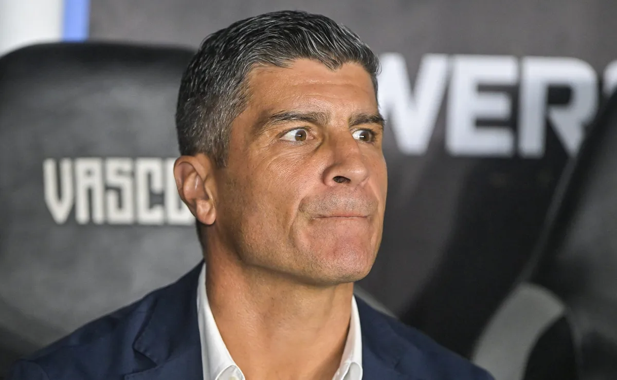 Pedro Emanuel monitora trio lesionado e liga alerta em semana decisiva do Vasco