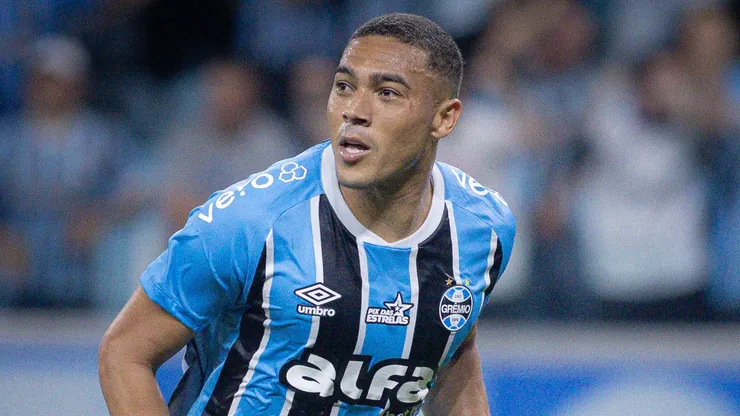 Carlos Vinícius em campo pelo Grêmio.
