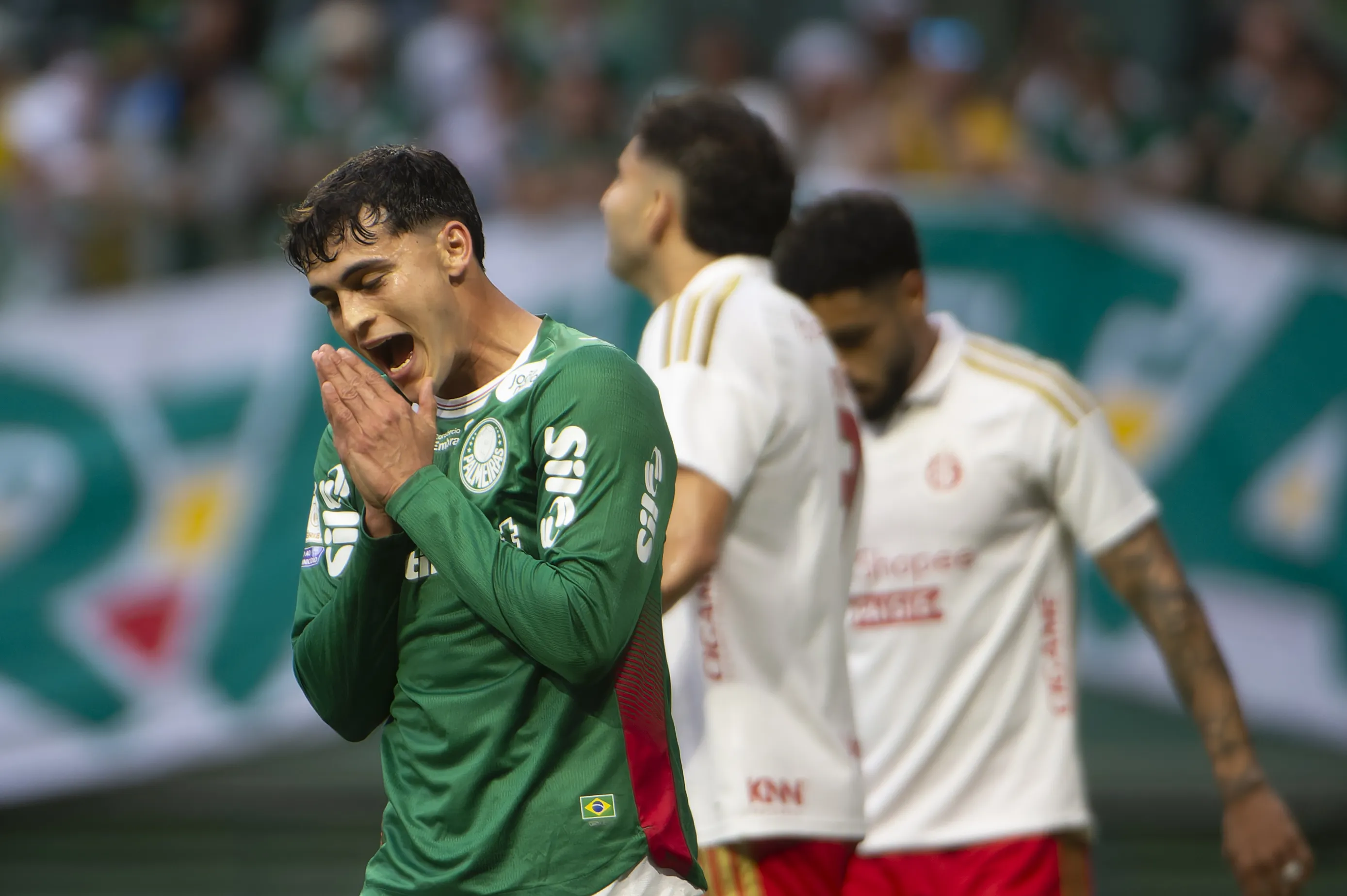 Em 90 minutos, o Palmeiras não conseguiu furar a retranca do Inter, que briga contra o rebaixamento – Foto: Anderson Romao/AGIF