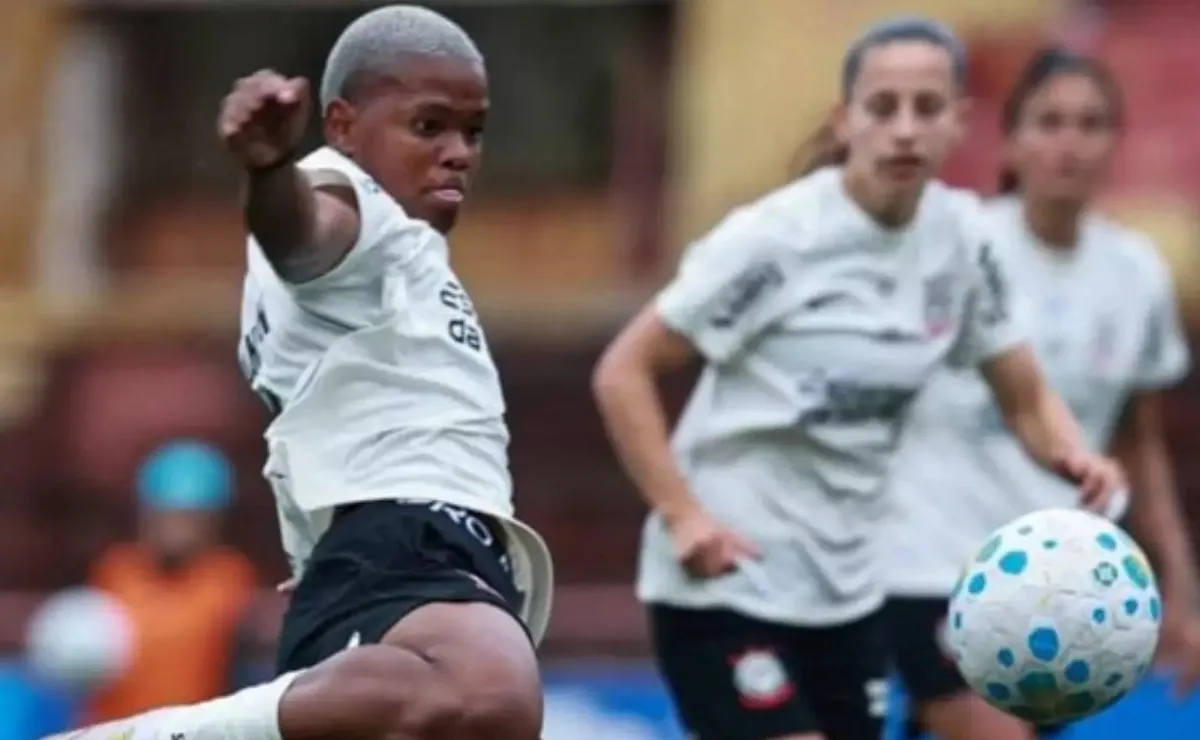 Rhaizza marca seu primeiro gol pelo Corinthians no clássico contra o Santos pelo Brasileirão Feminino