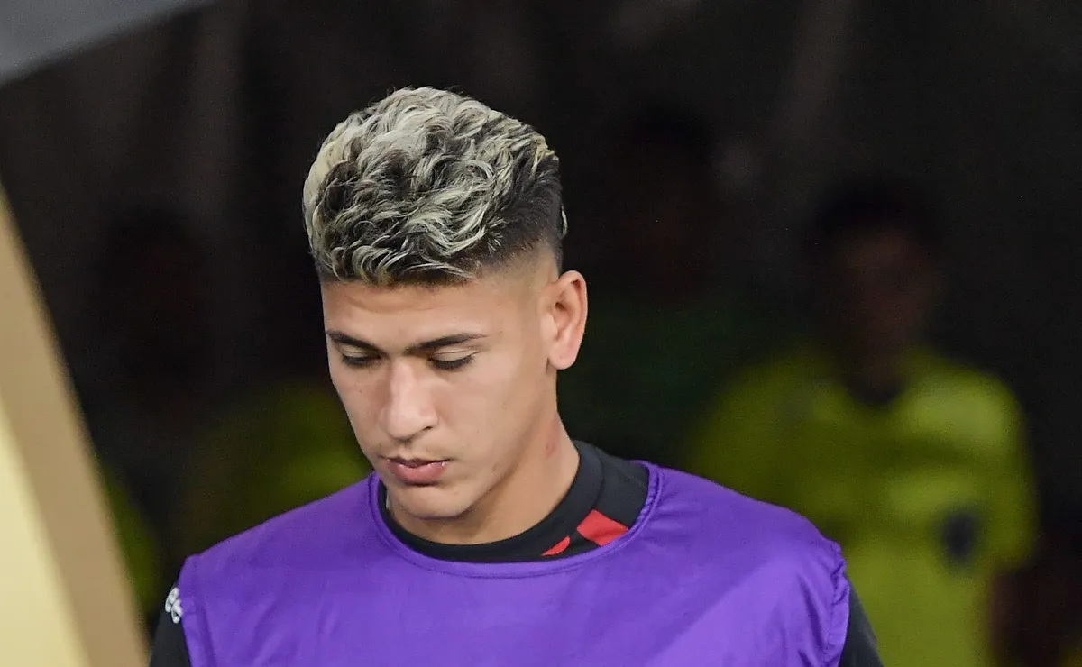 Flamengo prega cautela por contratação de Alex Luna após permanência de Carrascal