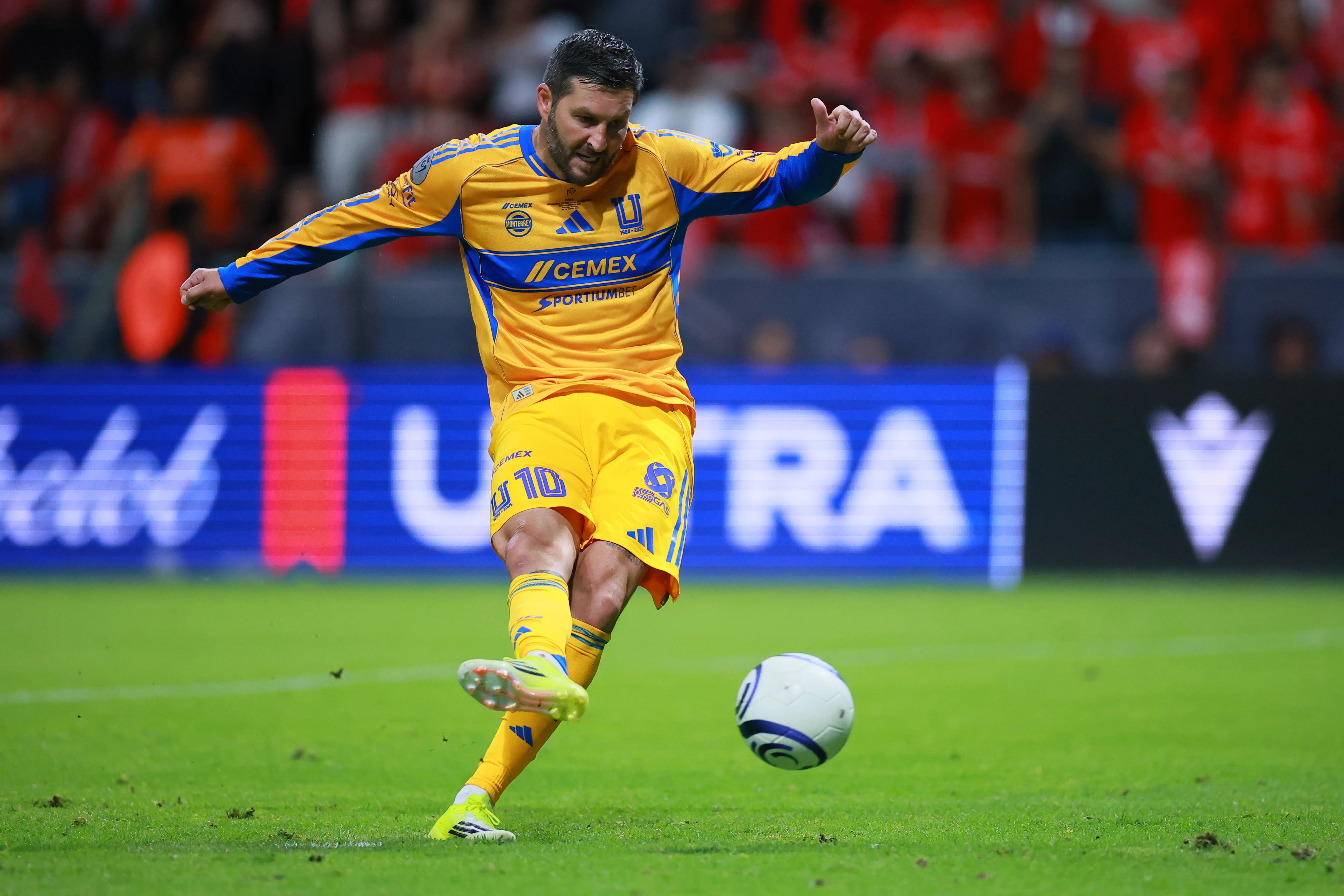 Após pendurar as chuteiras, Gignac iniciou função no departamento de futebol do Tigres e trabalha com nome de Jair Ventura – Foto: Manuel Velasquez/Getty Images