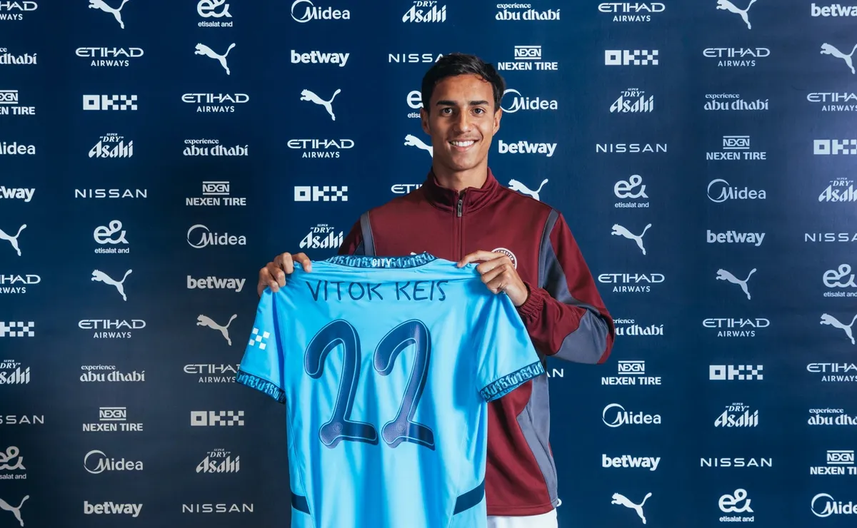 Vitor Reis se destaca na pré-temporada do Manchester City e deve ganhar chance entre os titulares