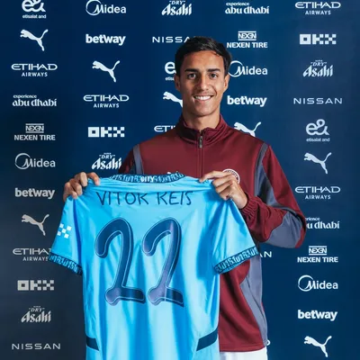 Vitor Reis deve ganhar chance entre os titulares no Manchester City