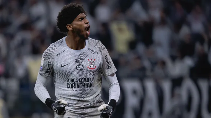 Hugo Souza é titular absoluto no Corinthians. Foto: Ettore Chiereguini/AGIF