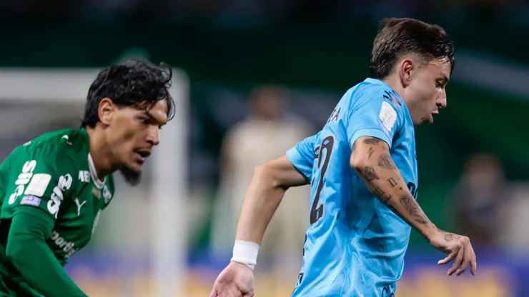 Gómez e Barreal em disputa de bola.