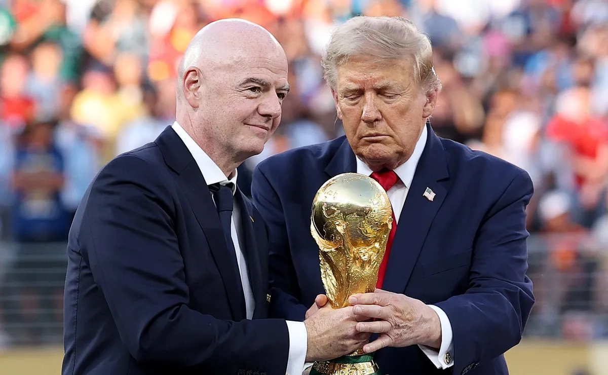 Donald Trump sai em defesa de Gianni Infantino após críticas ao presidente da Fifa: “Ele é fantástico”