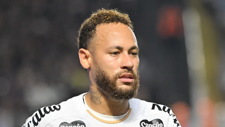 Neymar em campo durante jogo contra o Remo na Vila Belmiro.