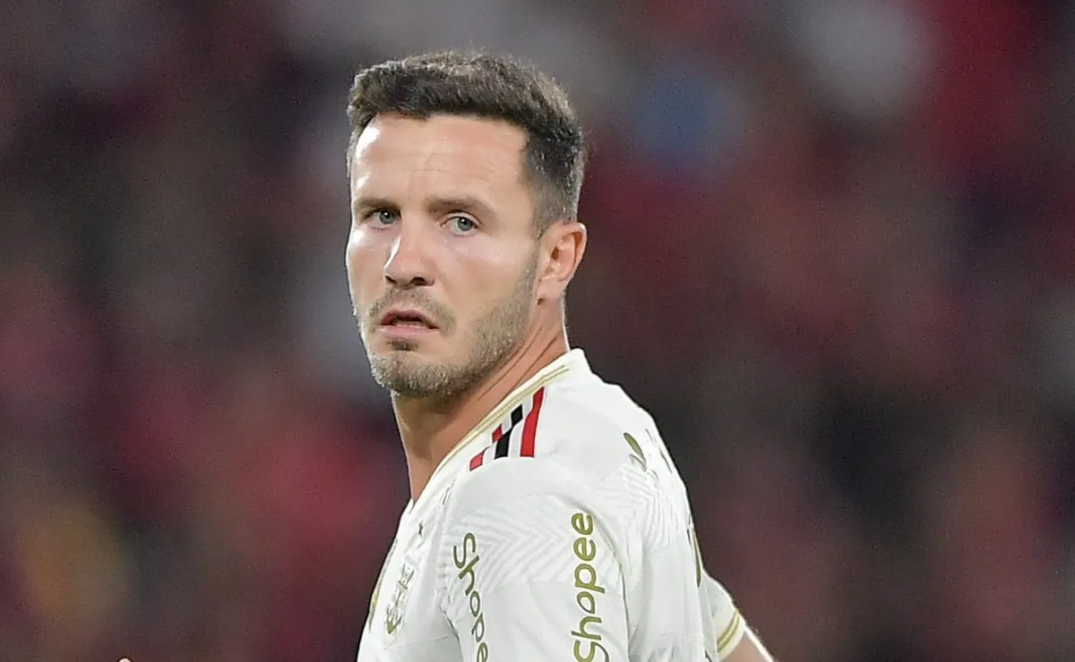 Flamengo decide negociar Saúl e aguarda propostas para acertar saída do espanhol