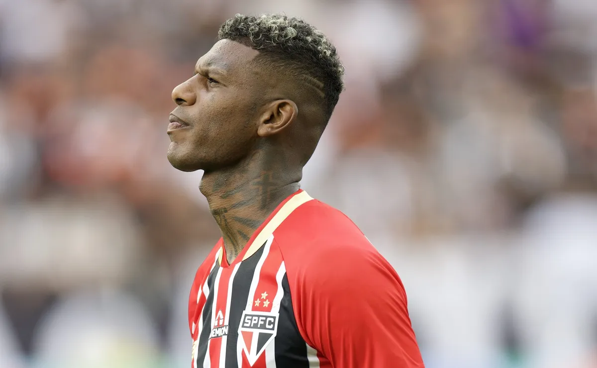 Arboleda faz gol em Bolívar x São Paulo e comemoração com a torcida viraliza