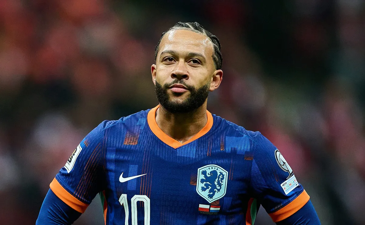 Memphis Depay avalia propostas para ficar no Brasil após saída do Corinthians