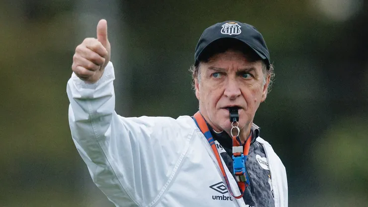 Cuca técnico do Santos durante treinamento no CT Rei Pelé