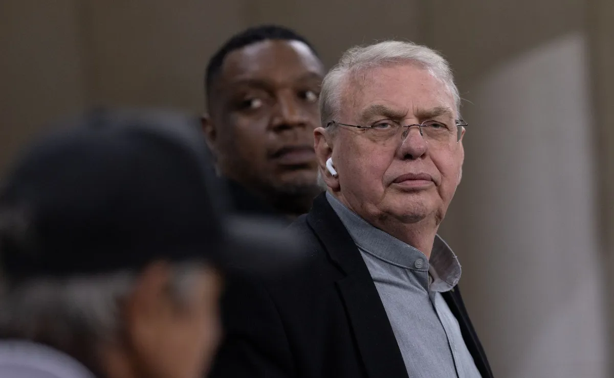 Stabile barra Memphis e repete histórico de vetos a negócios no Corinthians