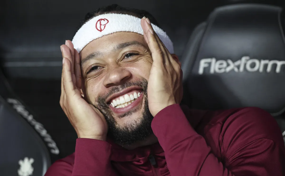 Cruzeiro, Vasco e Fluminense aceitam pagar salário e Memphis Depay pode seguir no Brasil