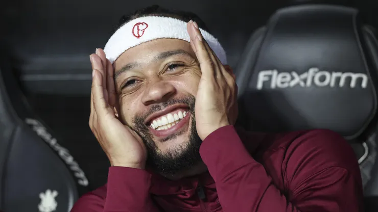 Memphis Depay está livre no mercado após deixar o Corinthians e tem propostas no Brasil