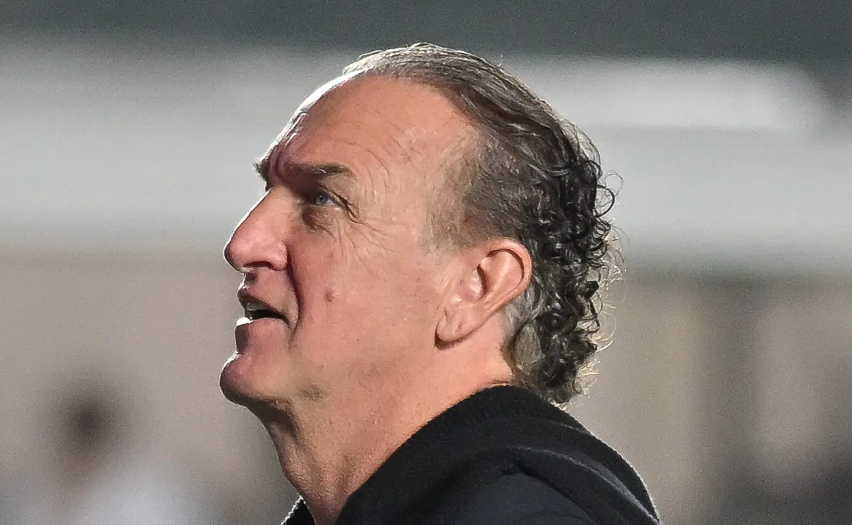 Diretoria do Santos tem conversa com técnico Cuca para acalmar bastidores após derrota na Vila