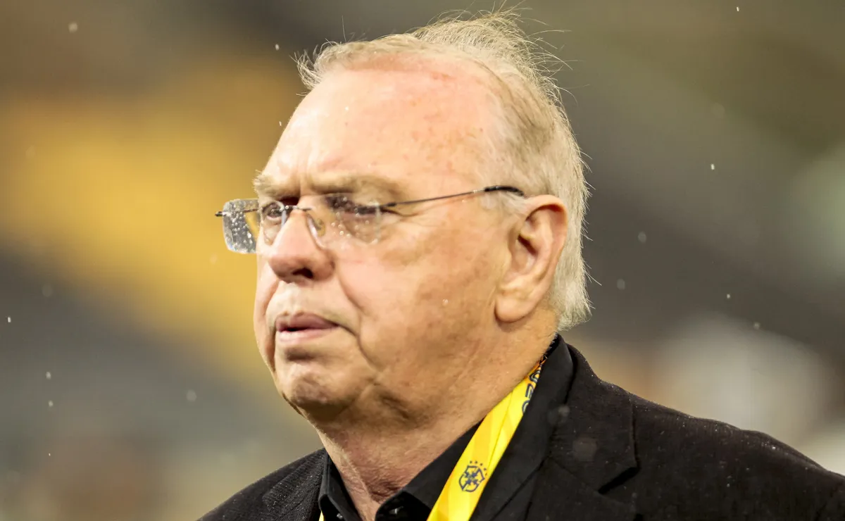 Elenco do Corinthians está irritado com Osmar Stabile após atrasos salariais e saída de Memphis Depay