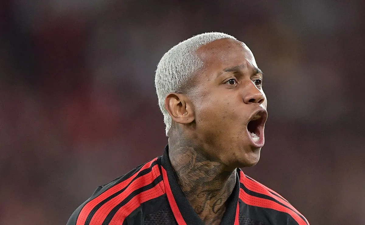 Wallace Yan negocia com o Bragantino, mas o Flamengo condiciona venda à chegada de reforço