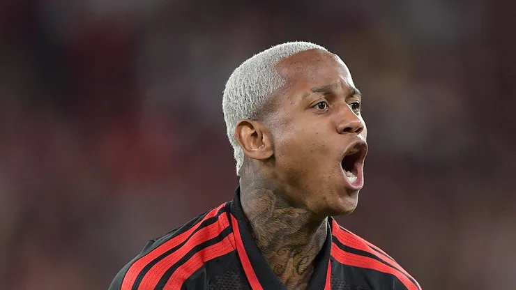Wallace Yan em campo com a camisa rubro-negra.