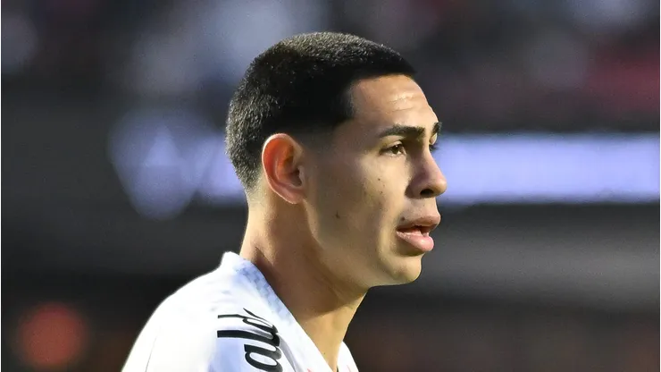 Caballero em campo durante jogo do Peixe no MorumBIS.